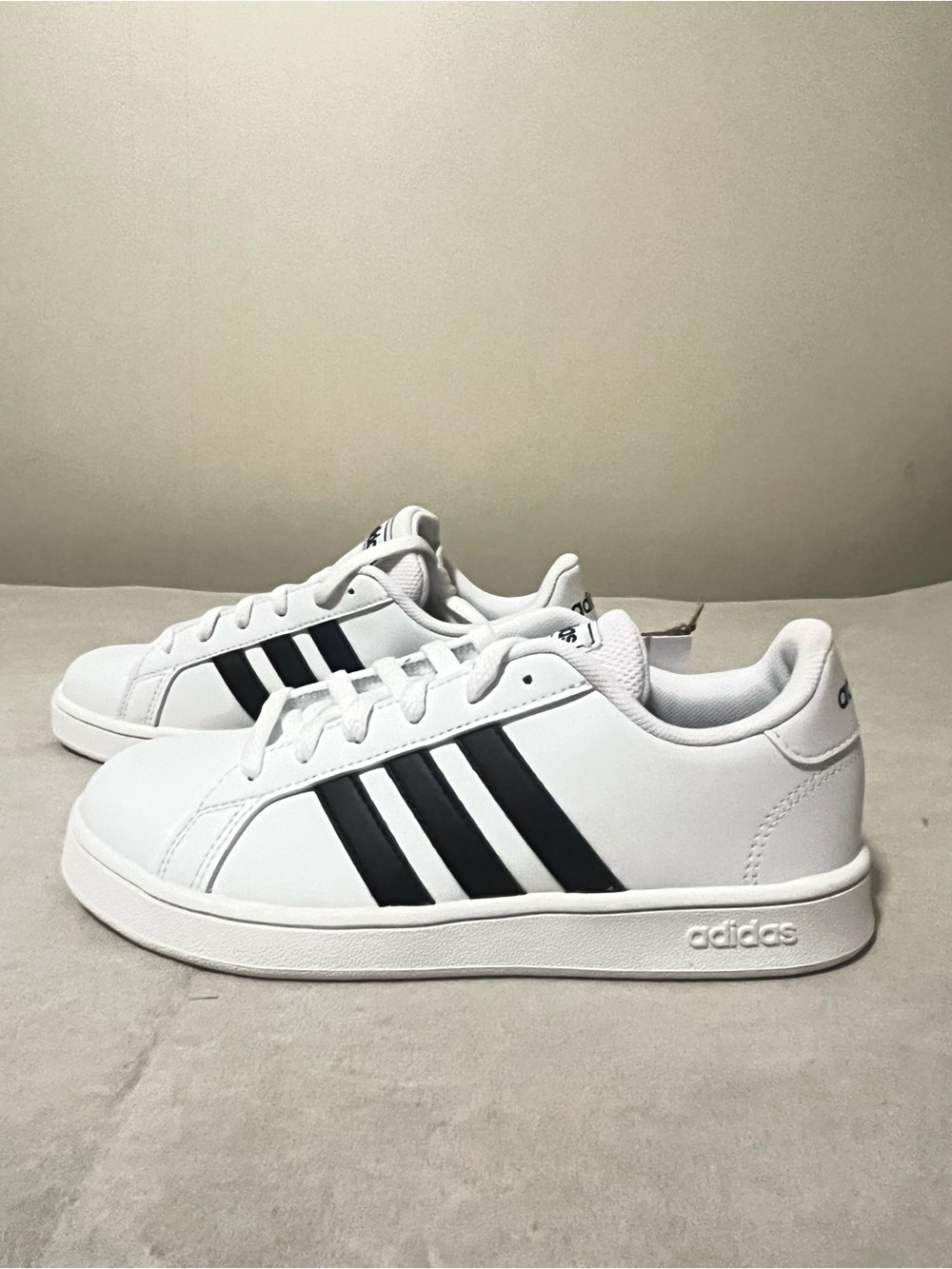 Adidas Grand Court K classic sneakers Size 3 white and black colorway. NEW - Picture 4 of 12